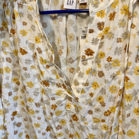 NWT Gap blouse. Flowy, cute - Picture 1 of 4